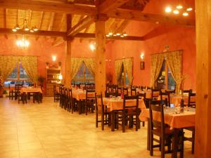 里亚萨Camping Riaza的一间在房间内配有桌椅的餐厅
