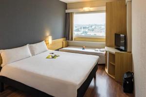巴鲁埃里宜必思坦波尔酒店的酒店客房设有一张大床和一台电视。