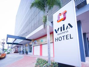 沃尔塔雷东达Vila Business Hotel的大楼前的酒店标志