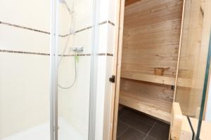 蒂索Haus Seestern的带淋浴的浴室(带木墙)