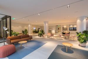 鹿特丹鹿特丹尊贵套房公寓的大堂配有沙发和桌椅