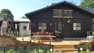 萨尔茨堡宾得豪索度假屋的前面有一张野餐桌的黑色房子