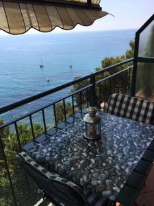 莫特拉下城区Appartamento Villa Panorama的海景阳台上的桌子