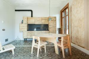 巴塞罗那郁卡文化公寓的一间带桌椅和电视的用餐室