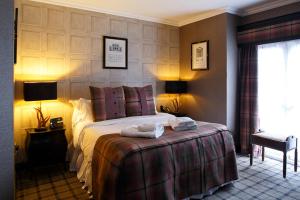 邓弗姆林福勒斯特公园度假酒店的酒店客房,配有带两条毛巾的床