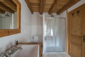 拉夏贝尔德邦达La Ferme du Château的带淋浴、盥洗盆和浴缸的浴室