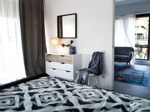 拉脱维亚索露丝俱乐部公寓的一间卧室配有一张床、梳妆台和镜子