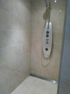 莱森Anna's B&B Rijssen的浴室内带小便器的淋浴