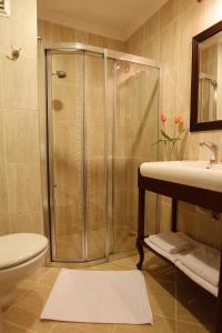塞尔丘克圣约翰酒店的带淋浴、盥洗盆和卫生间的浴室