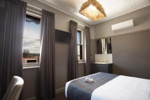 纽卡斯尔纳格斯海德酒店的一间卧室设有一张床和一个窗口