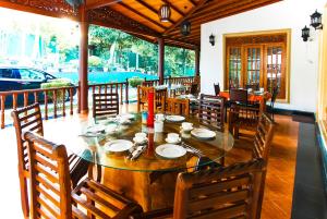 康提绿景假日度假酒店的一间带木桌和椅子的用餐室