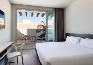 马德里B&B HOTEL Madrid Centro Puerta del Sol的酒店客房设有一张床和一个阳台。