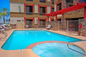 梅萨Legacy Inn & Suites的酒店前的游泳池