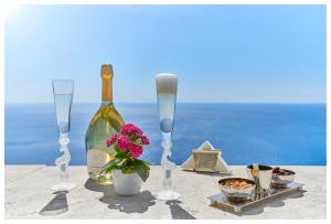 艾日金羊酒店的一张桌子,配有两杯香槟酒和一瓶葡萄酒