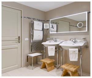 艾日金羊酒店的浴室设有2个水槽和镜子