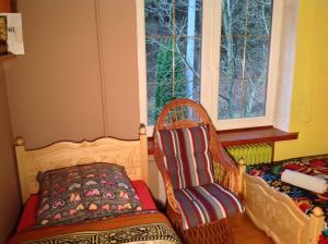 SzypliszkiNoclegi Pod Borkiem的带2把椅子和窗户的房间