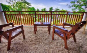 安达阿蒙依尼海滩度假和水疗酒店的庭院设有两把椅子和一张桌子,