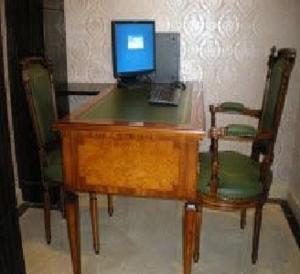 香港泛达太子酒店的一张木桌,上面有一台电脑