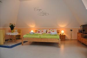 巴德茨维什安Ferienwohnung an der Allee的一间卧室配有一张带绿床单和枕头的床。