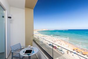 罗希姆诺Meltemi Coast Suites的客房设有一个享有海滩美景的阳台。