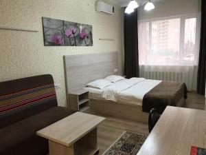 阿斯塔纳联合广场旅馆的酒店客房配有一张床铺和一张桌子。