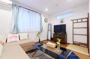 东京Haneda Luxury House的带沙发和电视的客厅