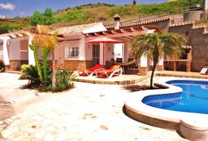 托罗克斯Peperent Villa Buenavista的一座带游泳池和房子的别墅