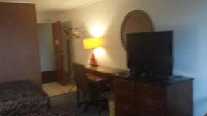 Mound CityAudrey's Motel的酒店客房配有书桌和电视。
