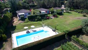 波尔蒂乔Villas les Residences de Scaglione的享有带游泳池的房屋的空中景致