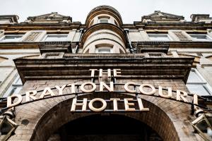 伦敦富勒德雷顿法院酒店的一座建筑,上面有读分院酒店标志