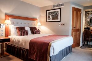 伦敦富勒德雷顿法院酒店的酒店客房设有一张大床和一张书桌。