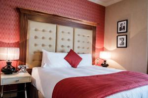 伦敦富勒德雷顿法院酒店的一间卧室配有一张大床和两张台灯。