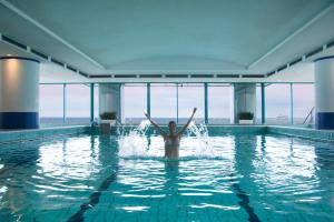 瓦尔内明德海王星酒店的游泳池里的女人