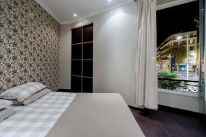 尼斯Apartment with strong WiFi and parking in Nice near the harbor的一间卧室设有一张大床和一个窗户。