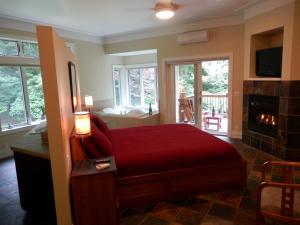 Pigeon Creek Inn - Adults Only客房内的一张或多张床位