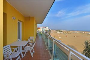 卡奥莱奥尔加别墅酒店的一个带桌椅和海滩的阳台