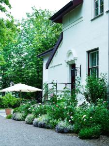 普赖斯特菲德利斯曼德酒店的白色的房子,有雨伞和一些花