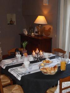 La CambeFerme de Savigny的上面有食物和蜡烛的桌子