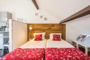波尔图Apartamento À Francos Attic的一间卧室配有红色枕头的床