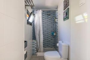 波尔图花园大道公寓的白色的浴室设有卫生间和淋浴。