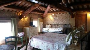 博尔索-德尔格拉帕达赛斯科乡村俱乐部酒店的一间卧室配有一张床和一个梳妆台