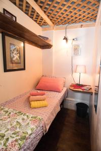 纽约因特费斯度假旅舍的一间卧室配有两张床和一张带台灯的桌子