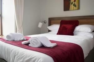 利敦瓦纳溪谷酒店的卧室配有2条毛巾。