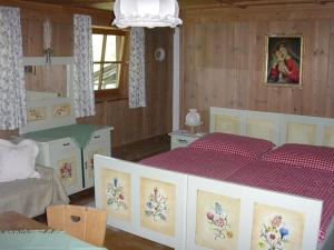 基茨比厄尔玛利尔好夫酒店的一间卧室配有一张带红色床单的大床