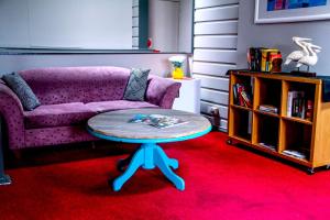 巴特曼斯贝巴特曼斯湾湾景酒店的客厅配有紫色沙发和桌子