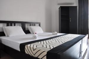 科伦坡奥卢科伦坡别墅 的一间卧室配有一张床,上面有两条毛巾