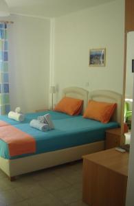 Agios Ioannis KaspakaStudios Edem的一间卧室配有两张带毛巾的床