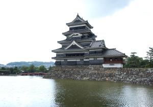 松本松本潮流酒店的靠近水体的大建筑