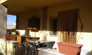 泰拉西尼Girasole的阳台设有带卫生间和桌子的厨房