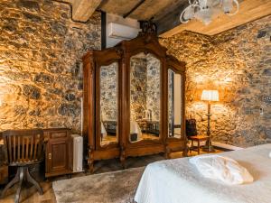 辛特拉桑达德木屋旅馆的一间卧室配有木制橱柜和镜子